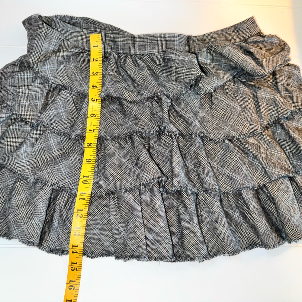 J. Crew Mini Skirt. Great condition. Size 6 - Picture 4 of 6